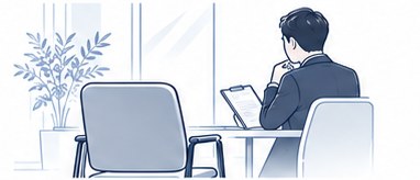 面接の席が空いたまま、担当者が書類を見ている